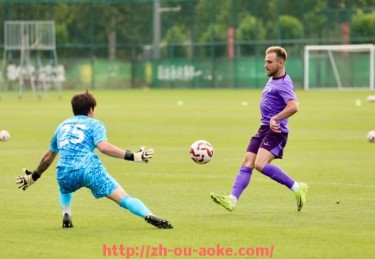 澳客足彩-世俱杯2025年球员鞋钉选择标准及实战表现