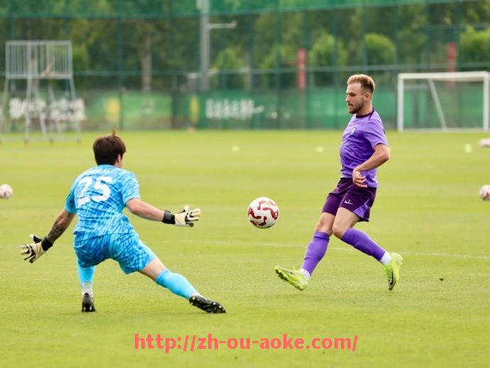 澳客足彩-世俱杯2025年球员鞋钉选择标准及实战表现